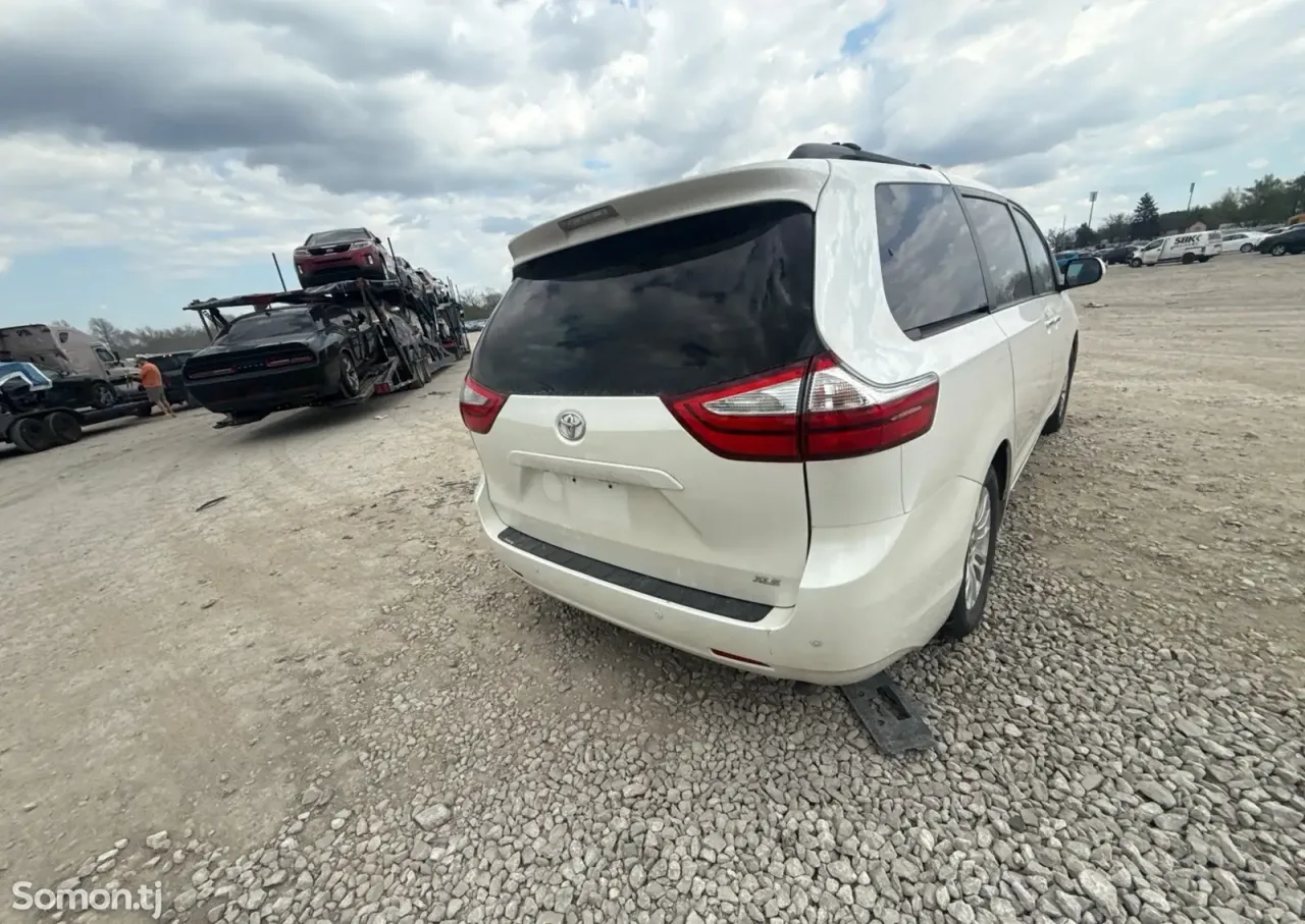 Toyota Sienna 2015 · 3.5 AT