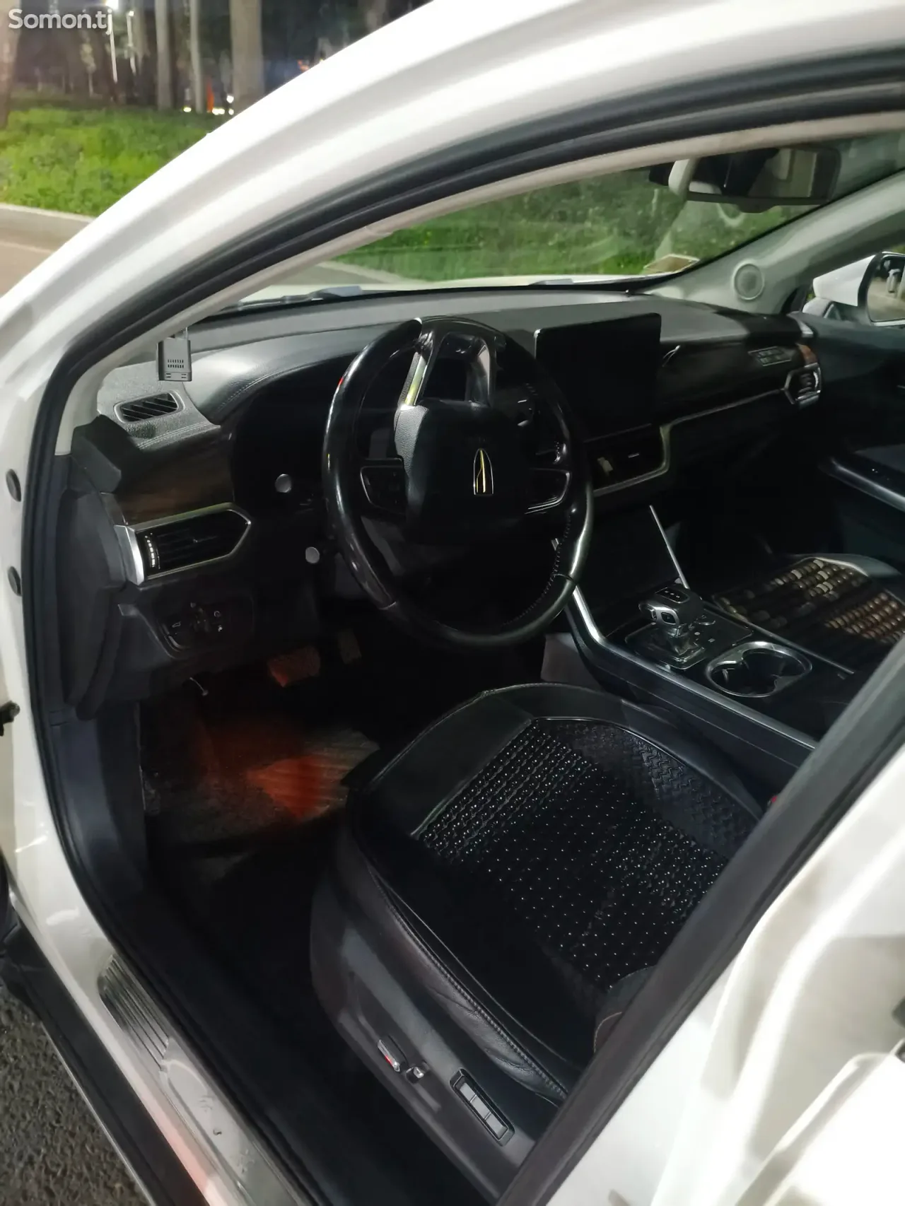 Hongqi E-HS3 2019 · AT
