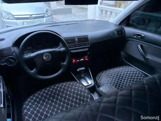 Volkswagen Golf 1999 · 1.6 AT
