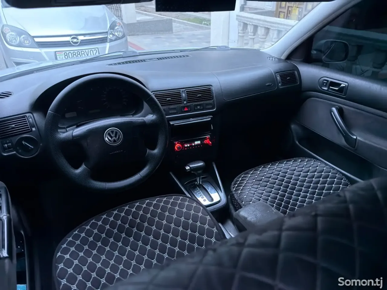 Volkswagen Golf 1999 · 1.6 AT