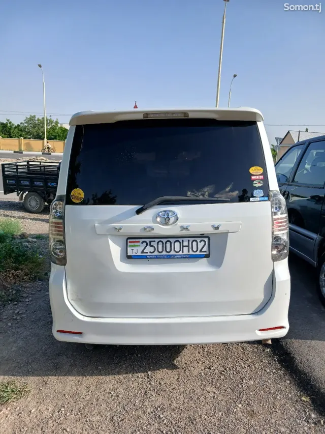 Toyota Voxy 2007 · 1.8 CVT