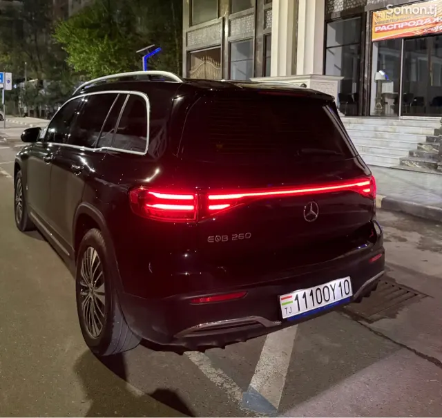 Mercedes-Benz EQB 2025 · AT