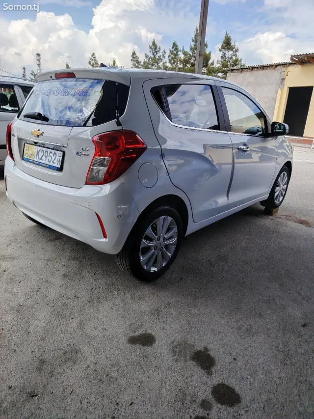 Chevrolet Spark 2015 · 1.0 AT
