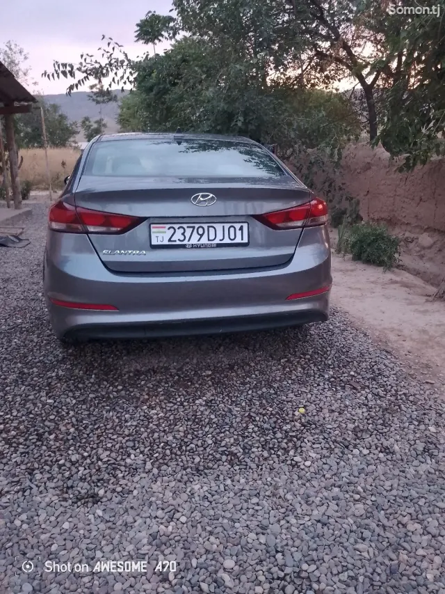 Hyundai Elantra 2017 · 2.0 AT