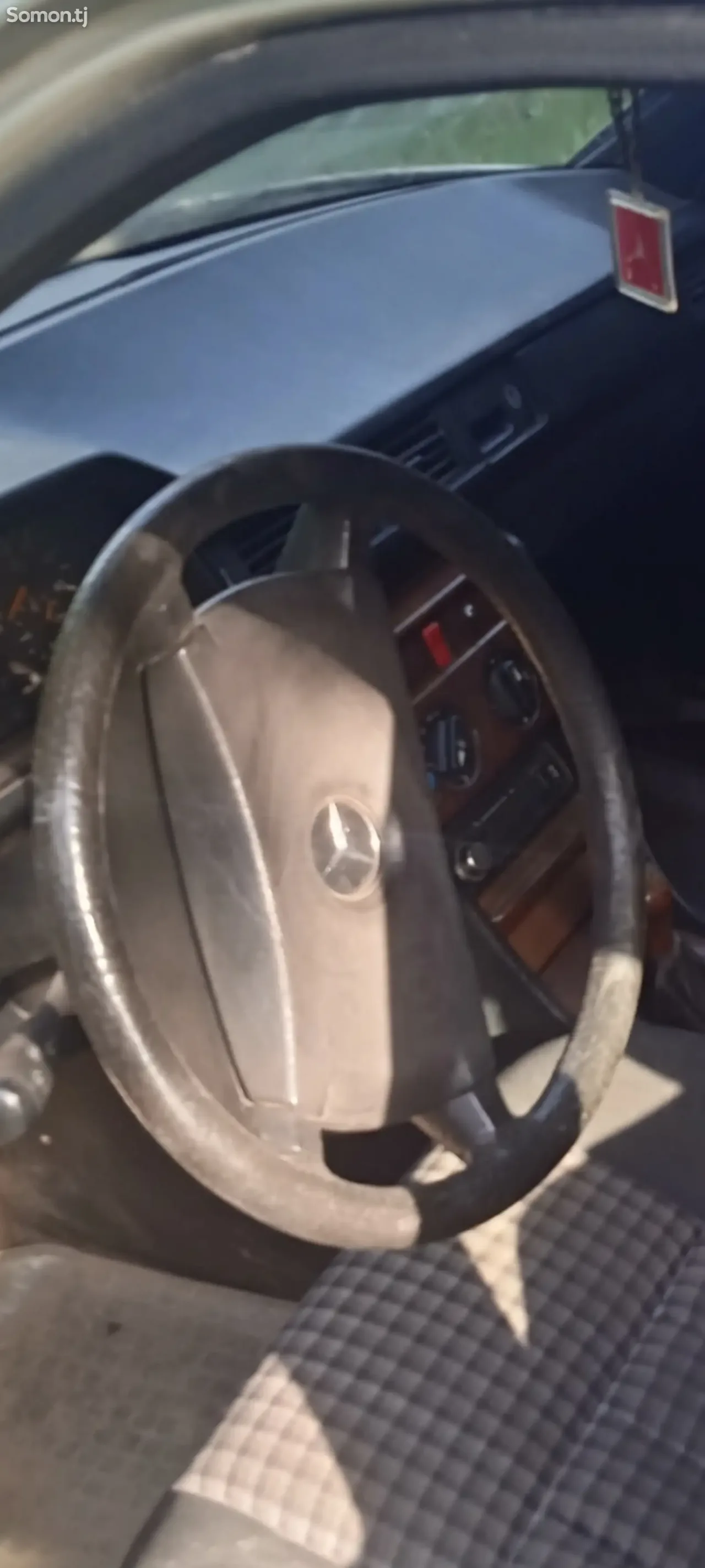 Mercedes-Benz W124 1992 · 2.0 MT