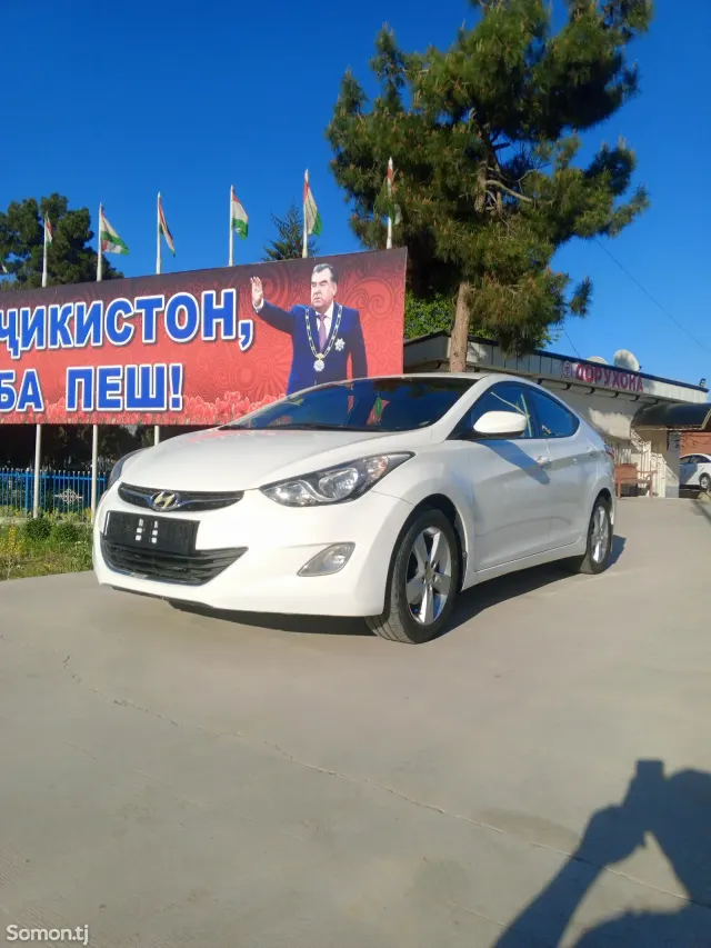 Hyundai Elantra 2013 · 1.6 AT