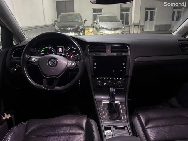 Volkswagen Golf 2019 · 2.4 AT