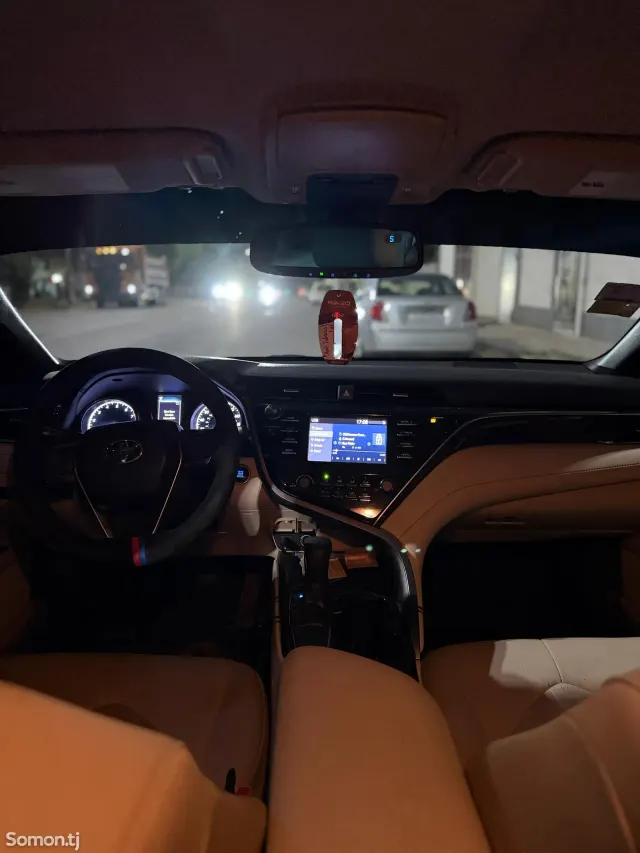 Toyota Camry 2018 · 2.5 AT