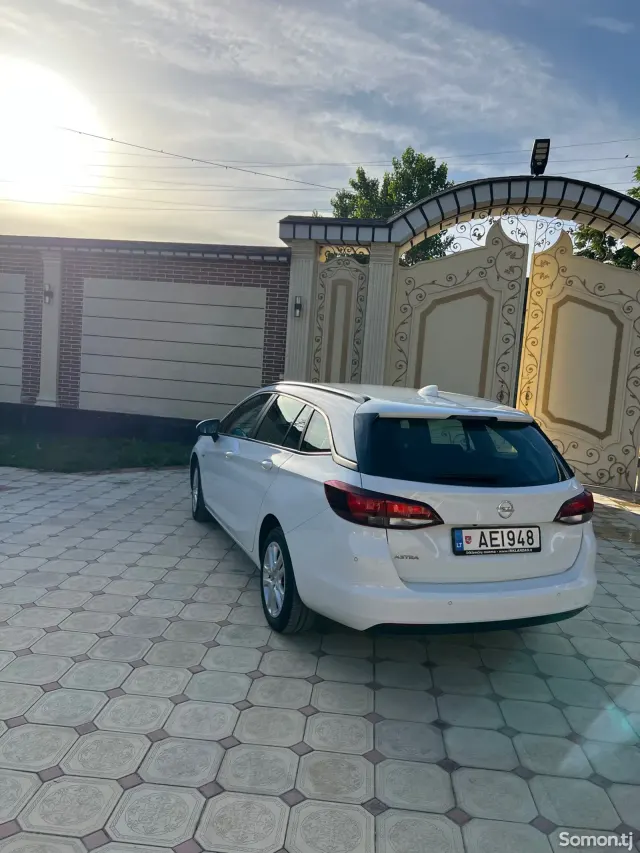 Opel Astra K 2017 · 1.6 MT