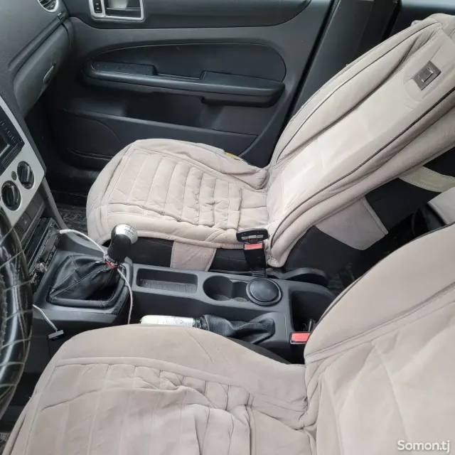 Ford Focus 2005 · 1.6 MT