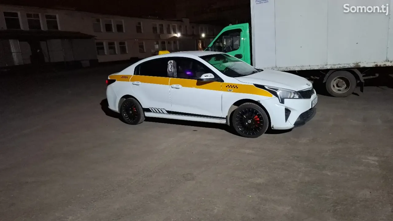 Kia Rio 2021 · AT