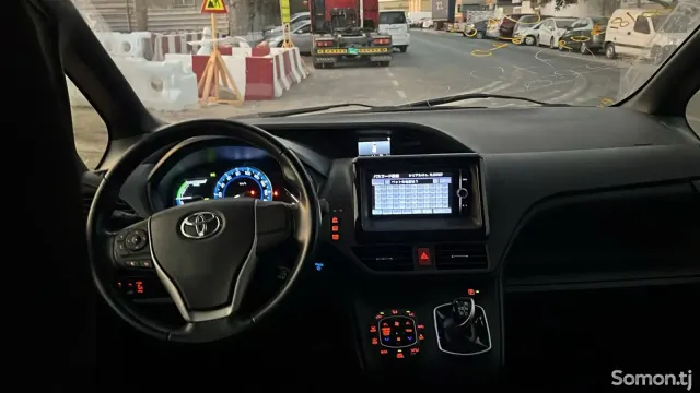 Toyota Voxy 2014 · 1.8 AT