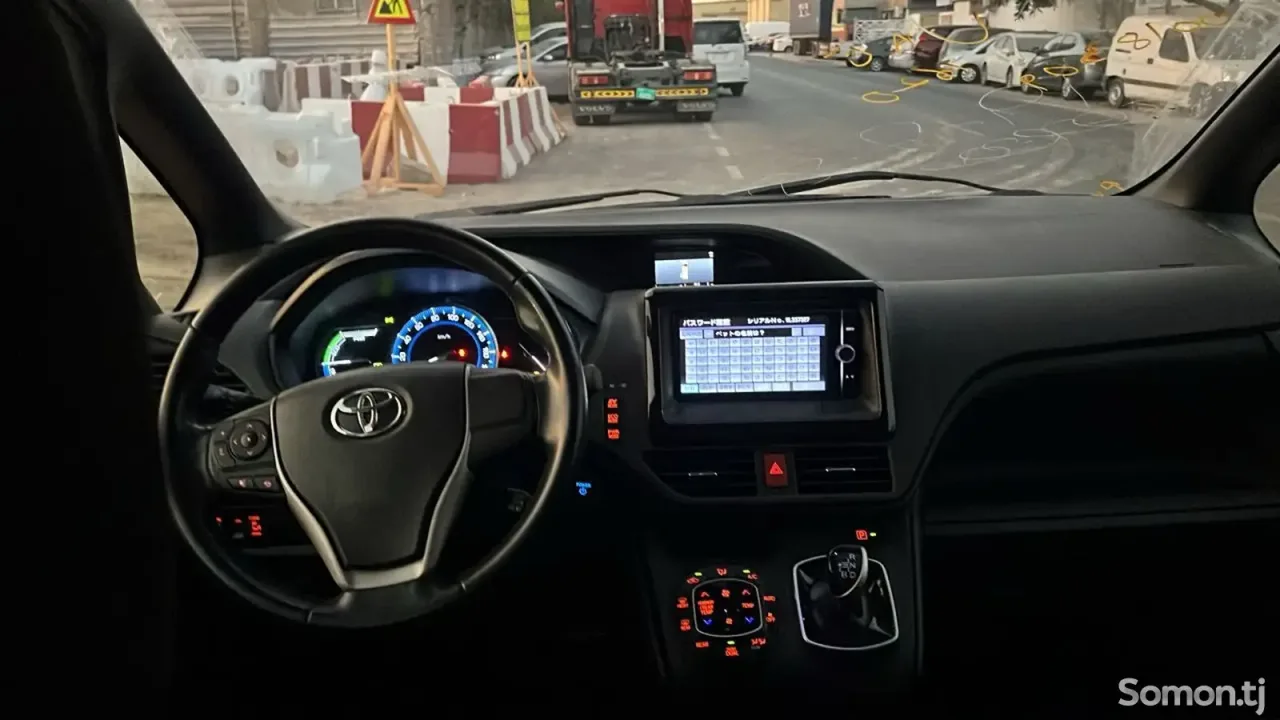 Toyota Voxy 2014 · 1.8 AT