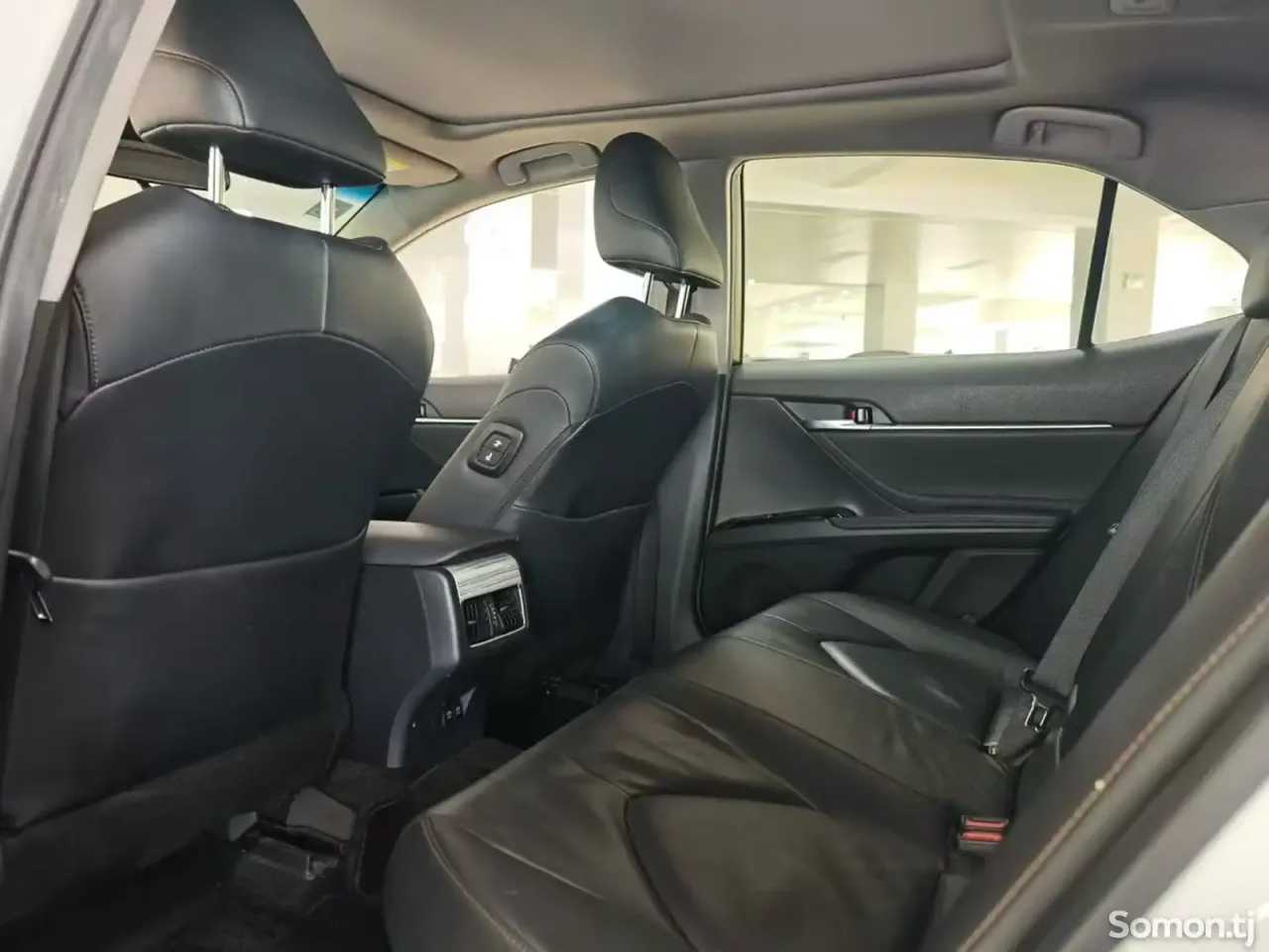 Toyota Camry 2018 · AT