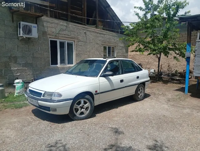 Opel Astra F 1995 · 1.6 MT