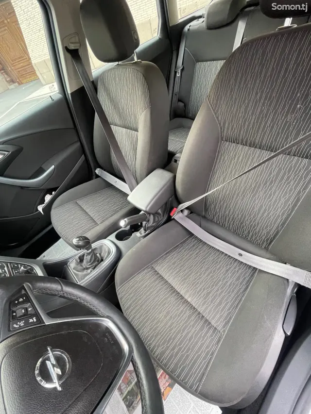 Opel Astra J 2014 · 1.7 MT