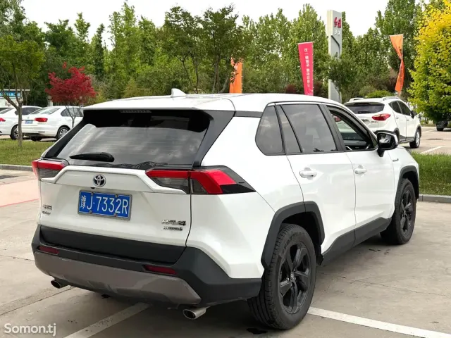 Toyota RAV 4 2021 · 2.5 AT