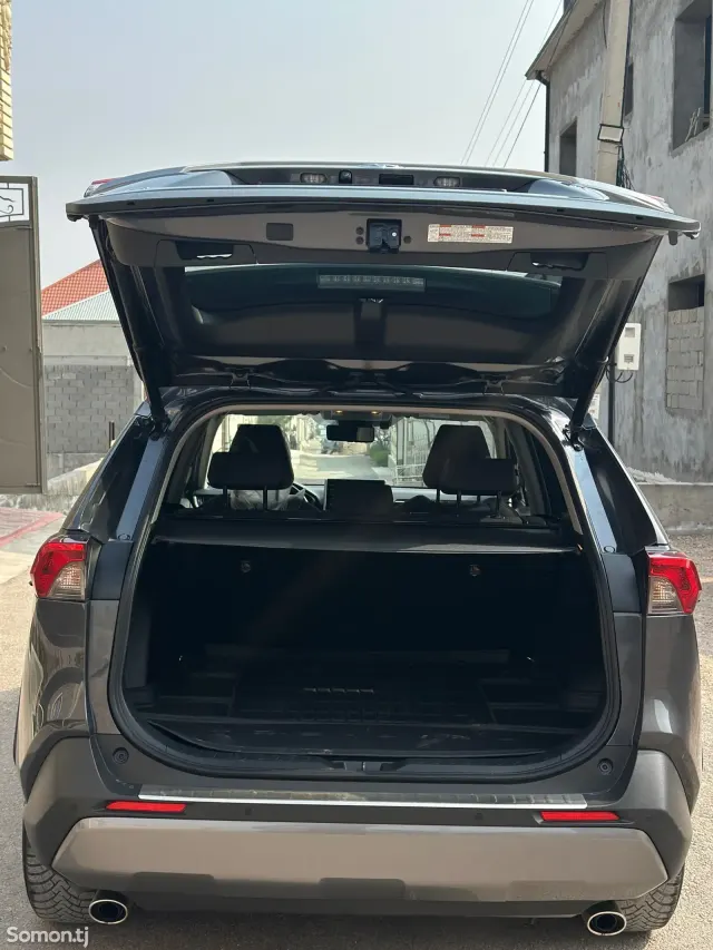 Toyota RAV 4 2021 · 2.5 MT