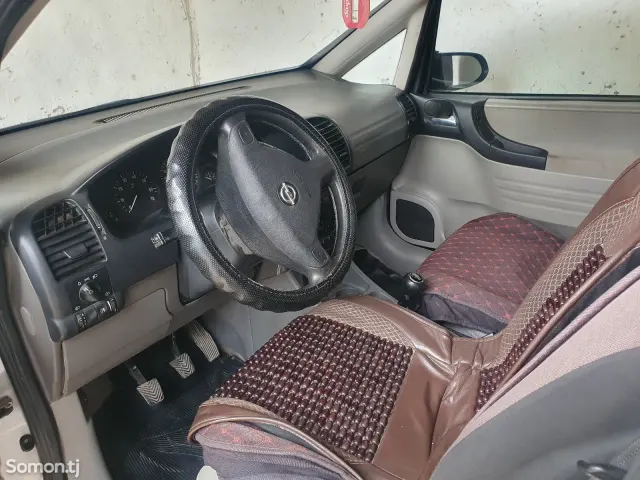 Opel Zafira 2004 · 1.6 MT
