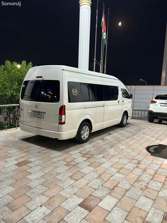 Toyota HiAce 2011 · 2.7 MT