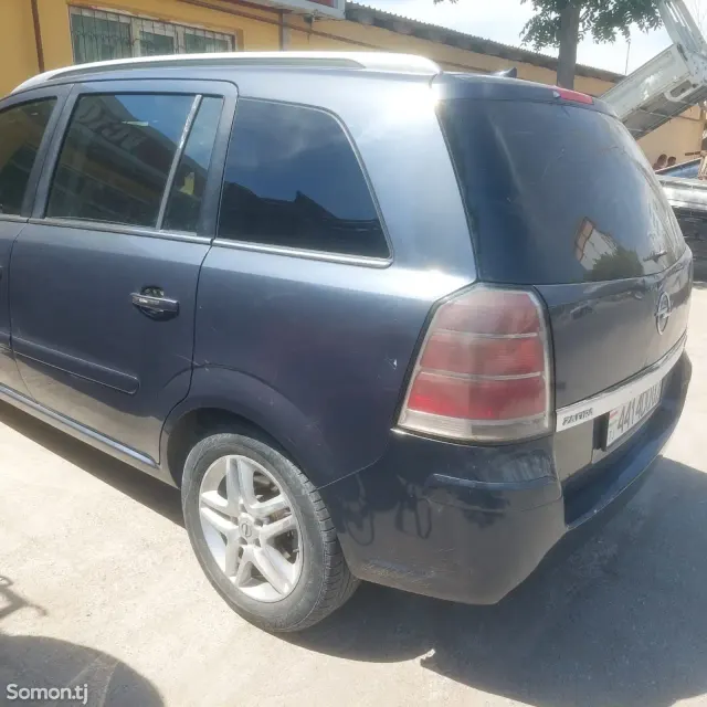 Opel Zafira 2007 · 1.9 MT