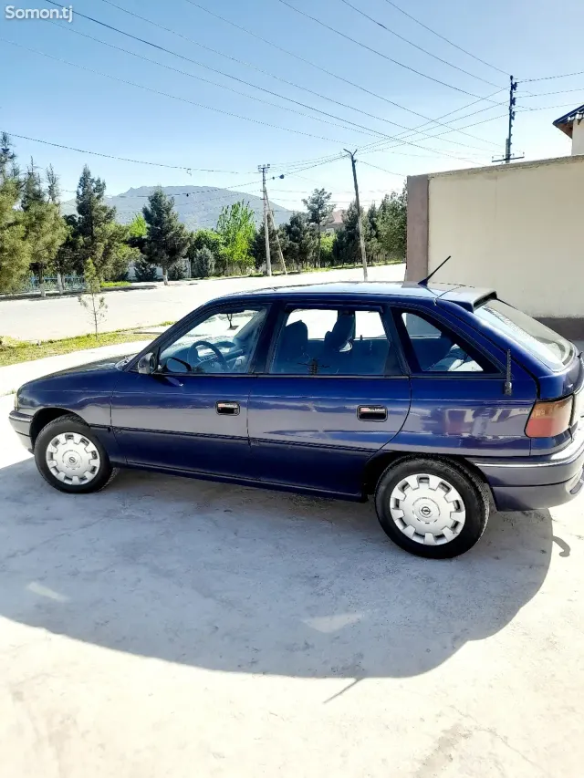 Opel Astra F 1993 · 1.6 MT