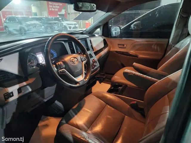 Toyota Sienna 2015 · 3.5 AT