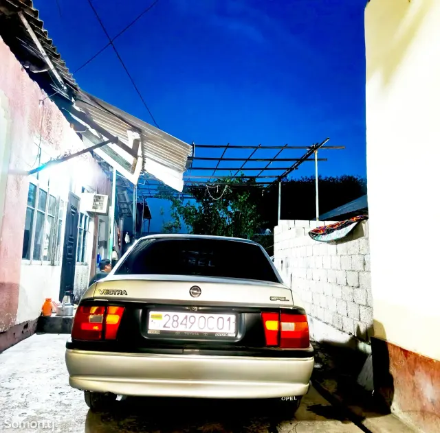 Opel Vectra A 1992 · 1.6 MT