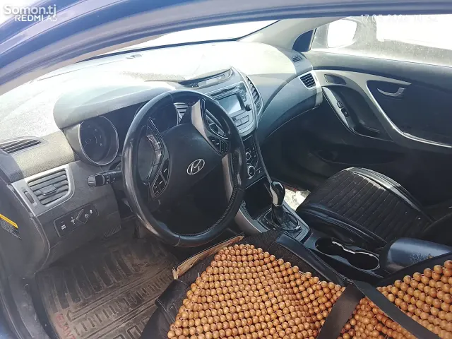 Hyundai Elantra 2015 · 1.8 AT