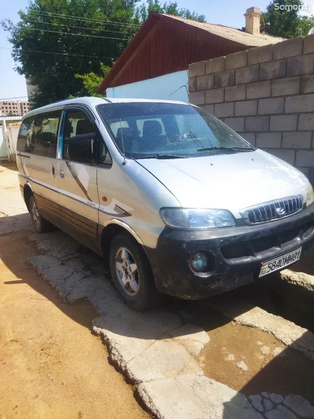 Hyundai Staria 2000 · 2.0 MT