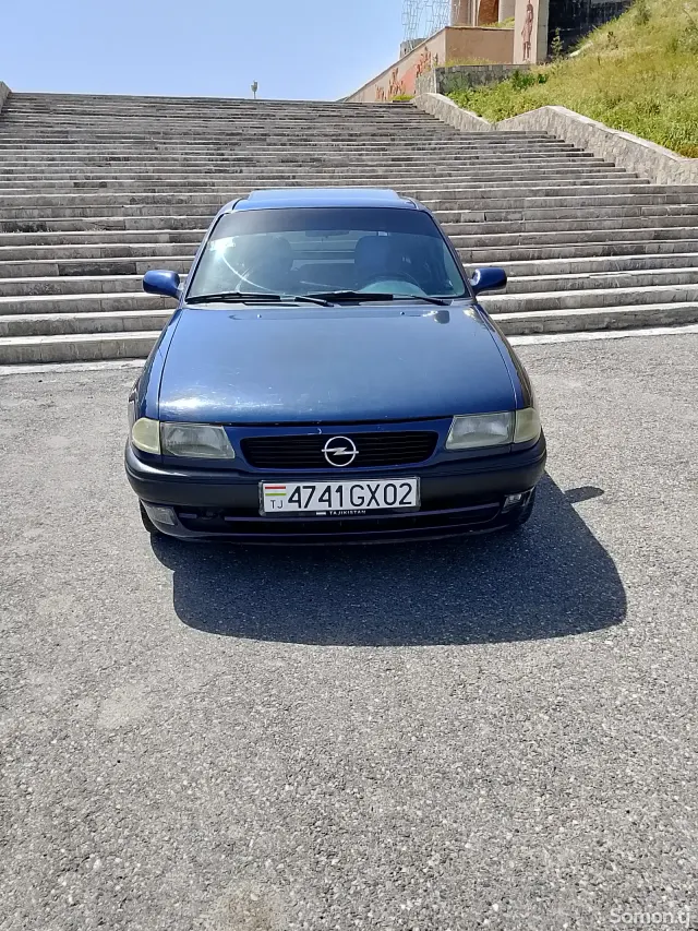 Opel Astra F 1992 · 1.6 MT