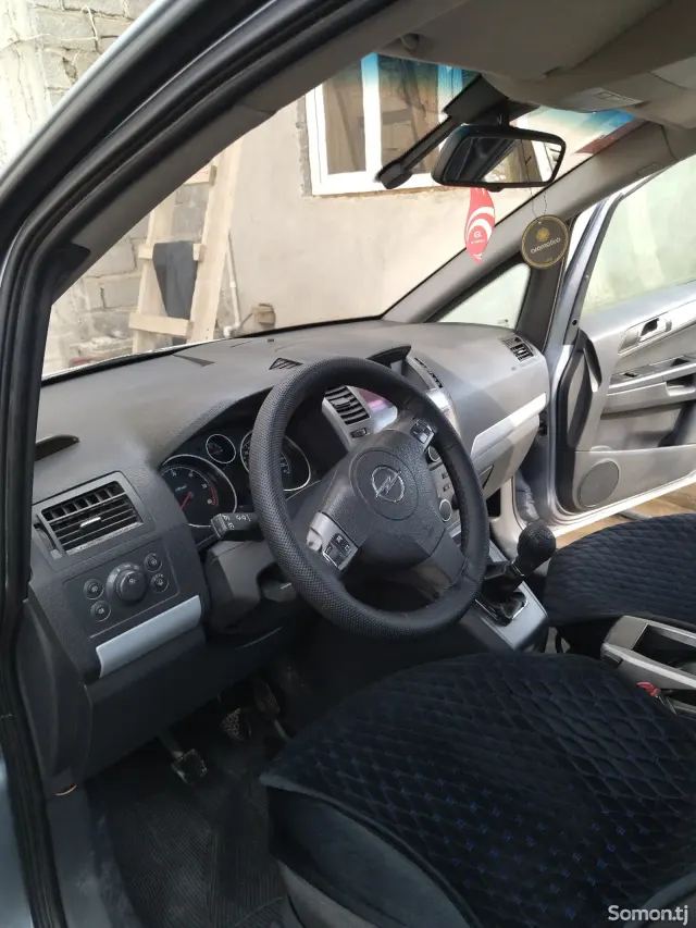 Opel Zafira 2006 · 1.9 MT