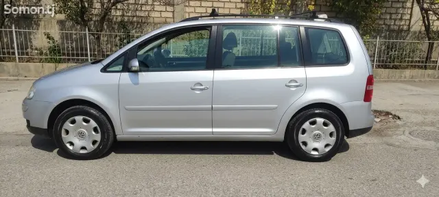Volkswagen Touran 2006 · 1.9 MT