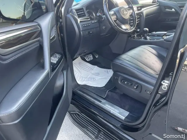 Lexus LX series 2018 · 5.7 AT