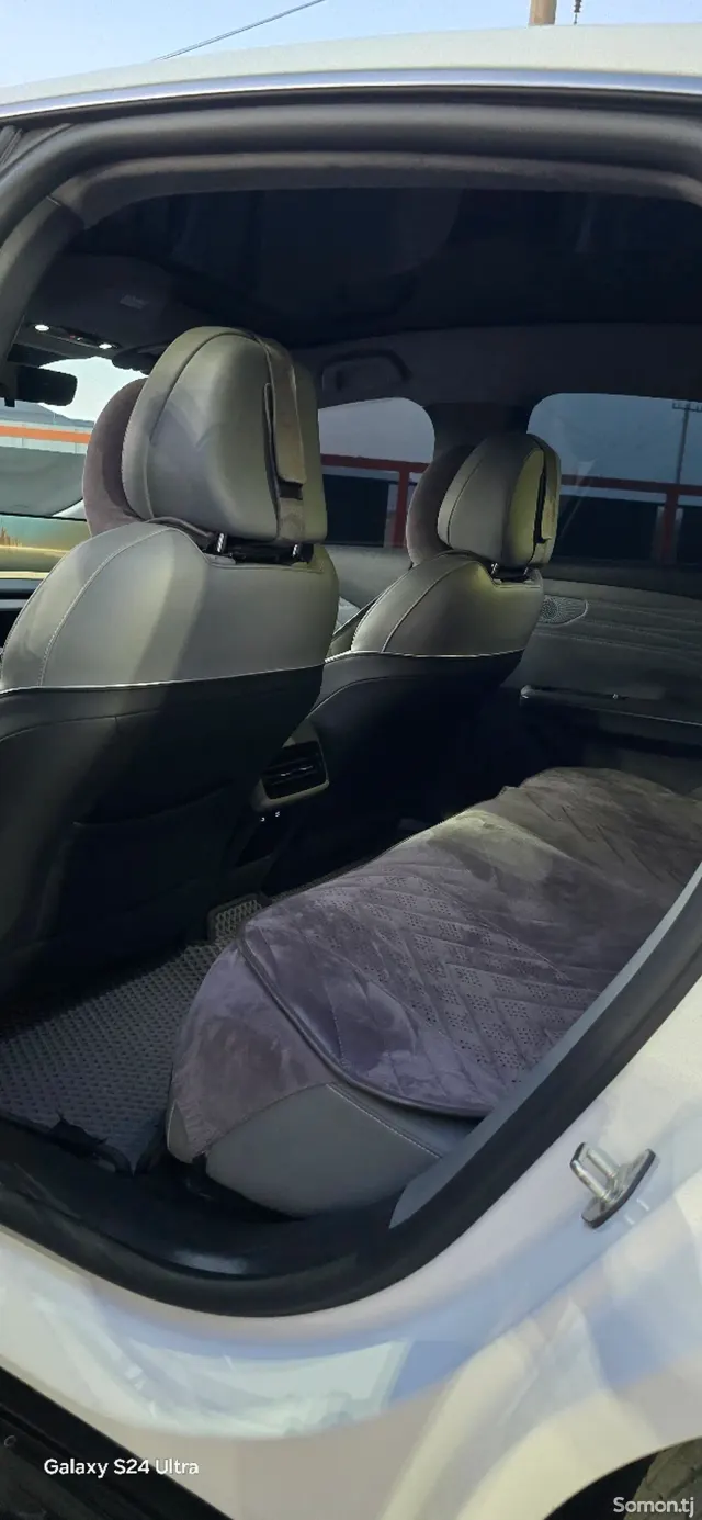 Geely Galaxy E8 2025 · AT