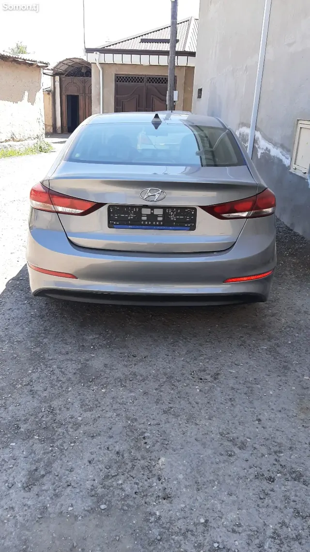 Hyundai Elantra 2018 · 2.0 AT