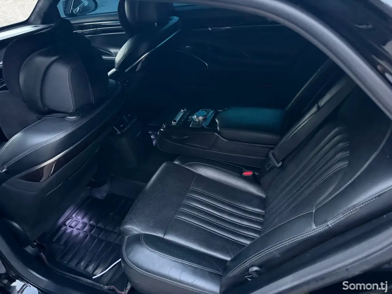 Hyundai Genesis 2018 · 3.8 AT