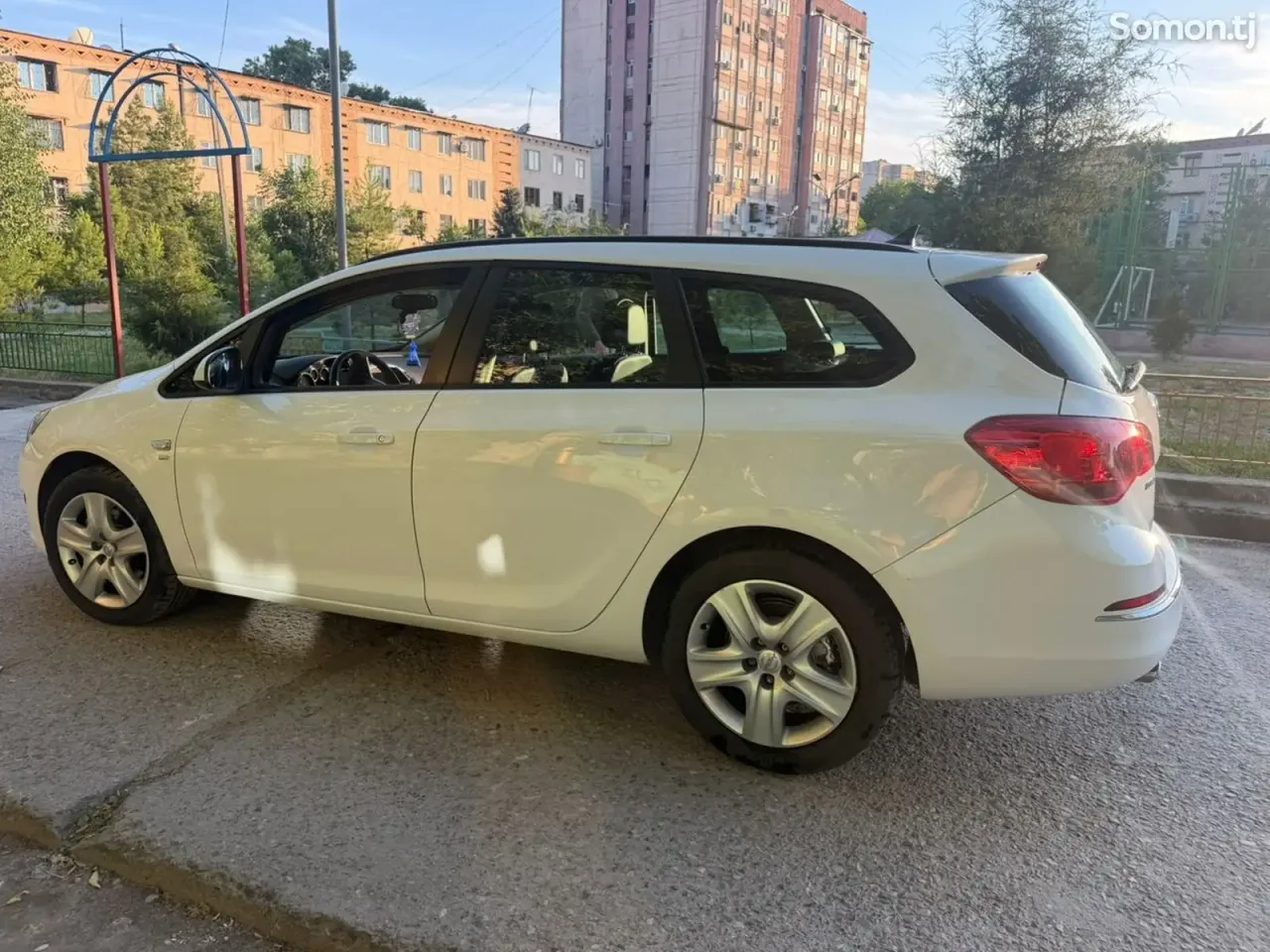 Opel Astra J 2014 · 1.6 MT