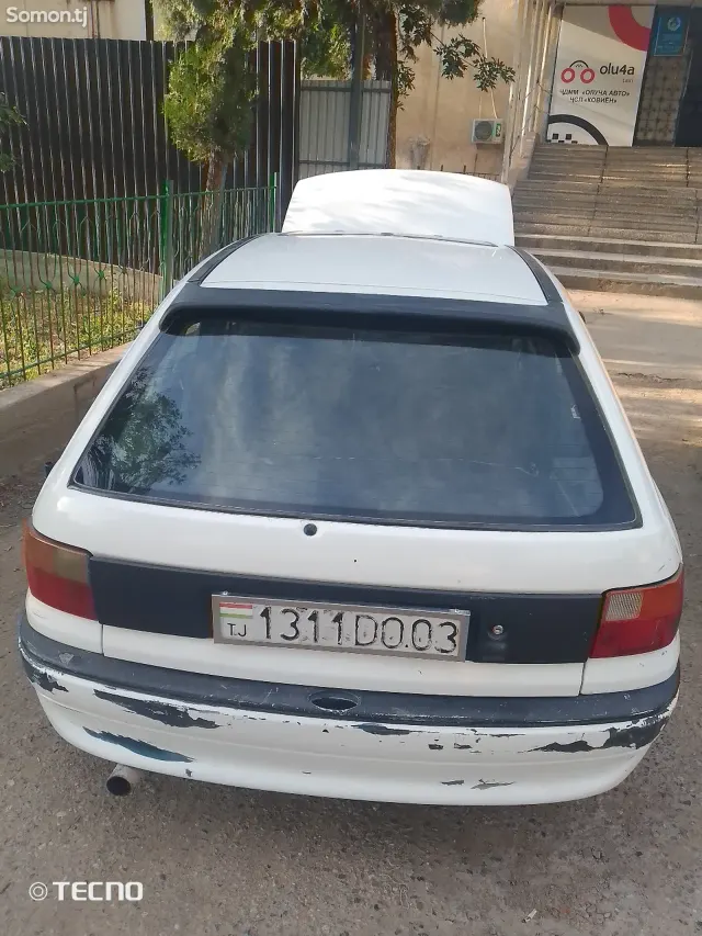 Opel Astra F 1992 · 1.6 MT