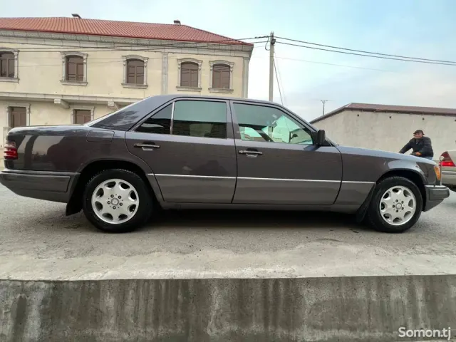 Mercedes-Benz W124 1994 · 2.0 AT