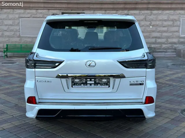 Lexus LX series 2022 · 5.7 AT