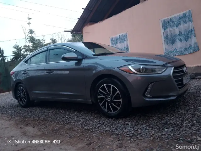 Hyundai Elantra 2017 · 2.0 AT