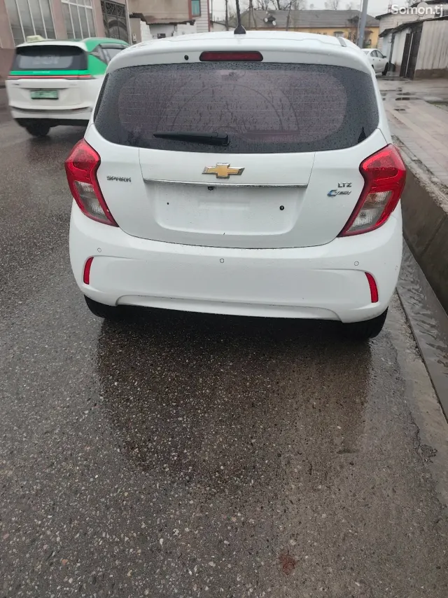 Chevrolet Spark 2016 · 1.1 AT
