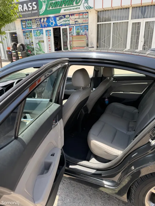 Hyundai Elantra 2017 · 2.0 AT