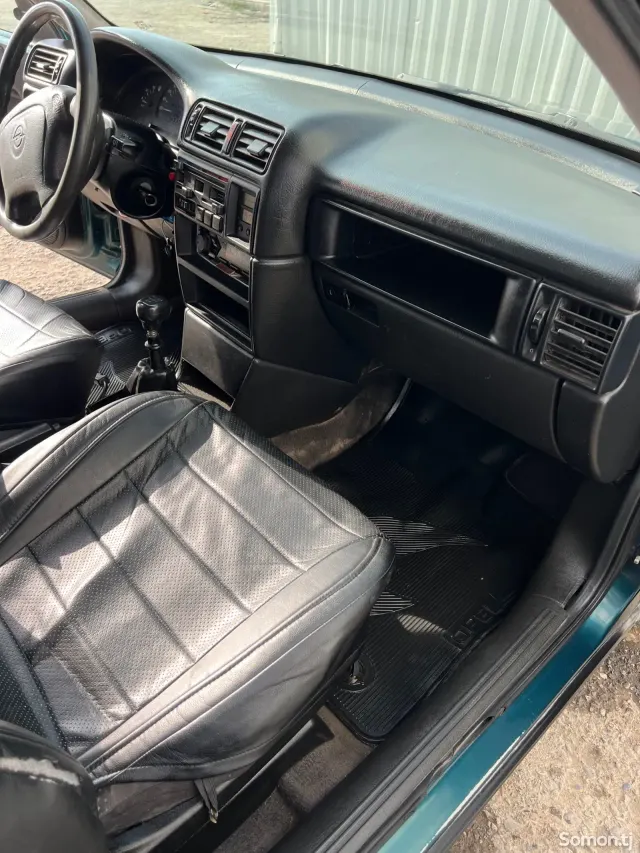 Opel Vectra A 1994 · 1.6 MT