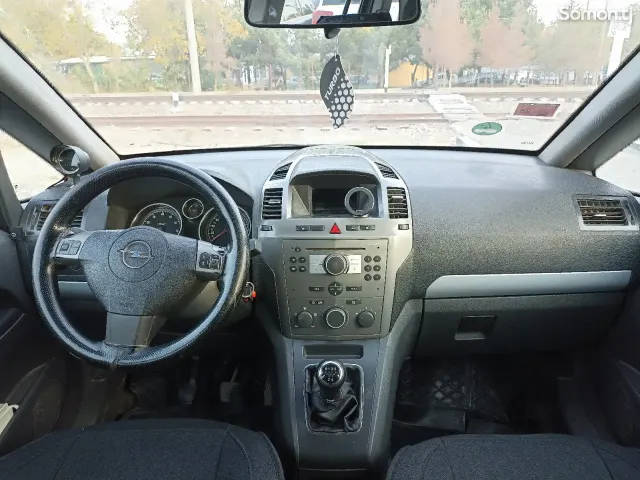 Opel Zafira 2006 · 1.6 MT