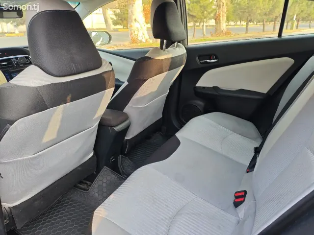 Toyota Prius 2016 · 1.8 AT