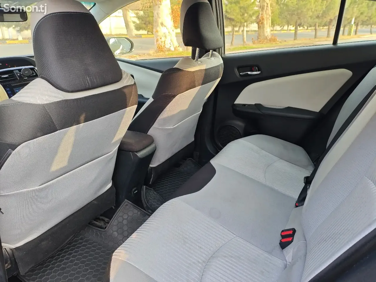 Toyota Prius 2016 · 1.8 AT