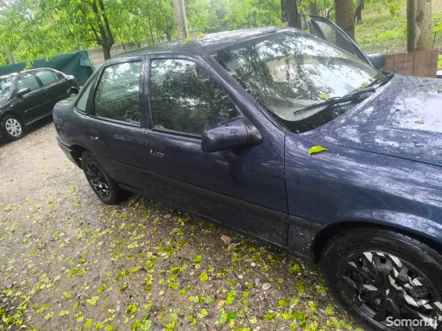 Opel Vectra A 1993 · 1.6 MT