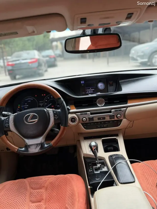Lexus ES series 2013 · 2.5 AT